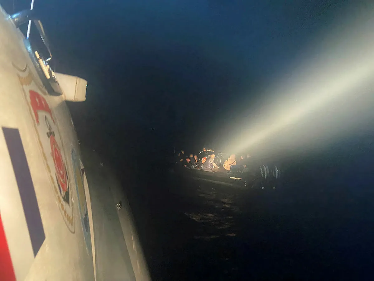 Ege'de alçak provokasyon! Yunan bot personeli Türk sahil güvenlik görevlilerine silah doğrulttu! Misliyle karşılık verildi