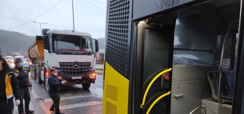 İETT otobüsüne hafriyat kamyonu çarptı: 9 yaralı