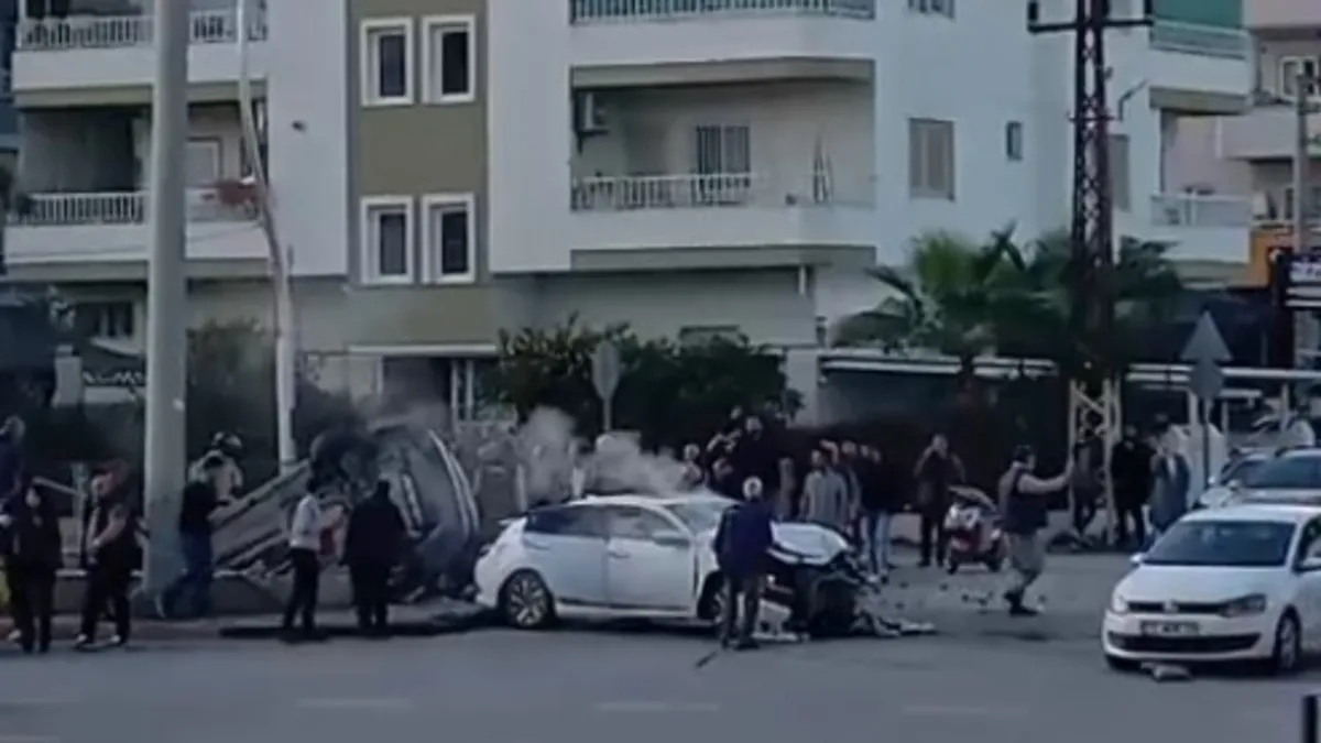 Köprüde korku dolu anlar: Araç korkuluklarda asılı kaldı: 6 yaralı