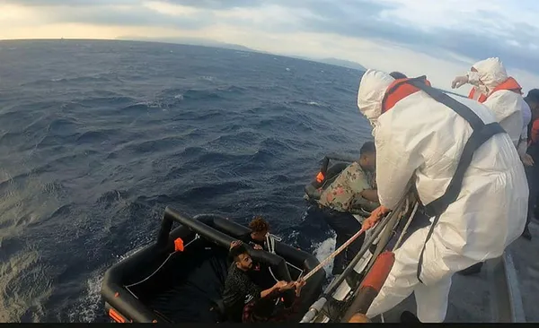 ege-denizinde-olume-terk-edilen-79-duzensiz-gocmen-kurtarildi-1635197323401.jpg