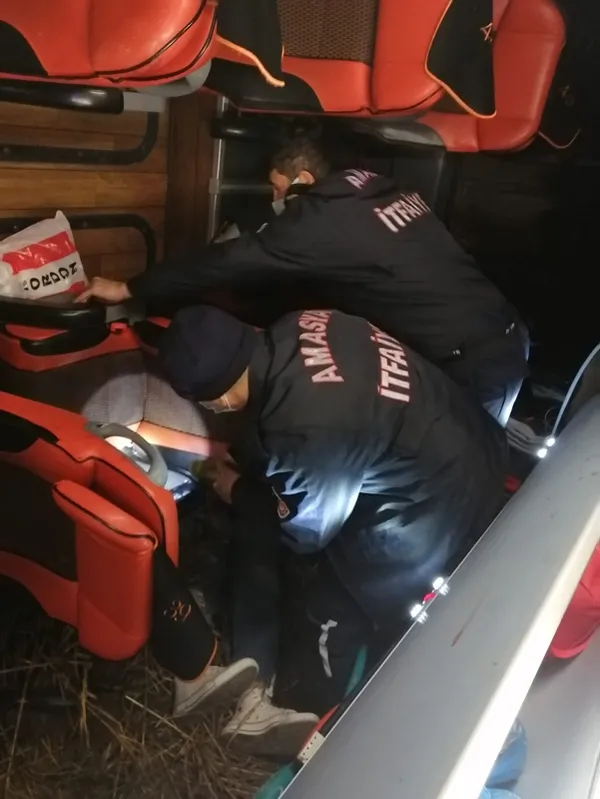son-dakika-amasyada-feci-kaza-yolcu-otobusu-devrildi-19-yarali-1639461265003.jpg Son dakika: Amasya'da feci kaza! Yolcu otobüsü devrildi: 24 yaralı - 6