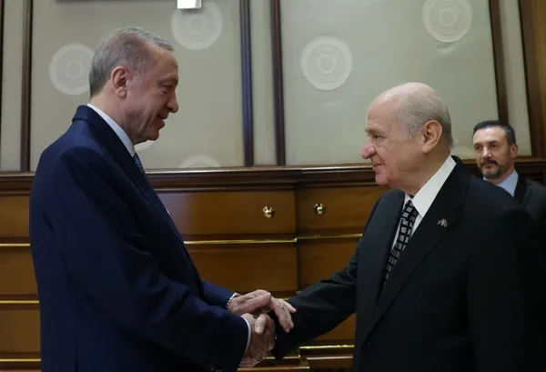 Cumhurbaşkanlığı Külliyesi’nde zirve: Başkan Erdoğan ve Bahçeli’den kritik görüşme! 3 hilalli pasta sürprizi