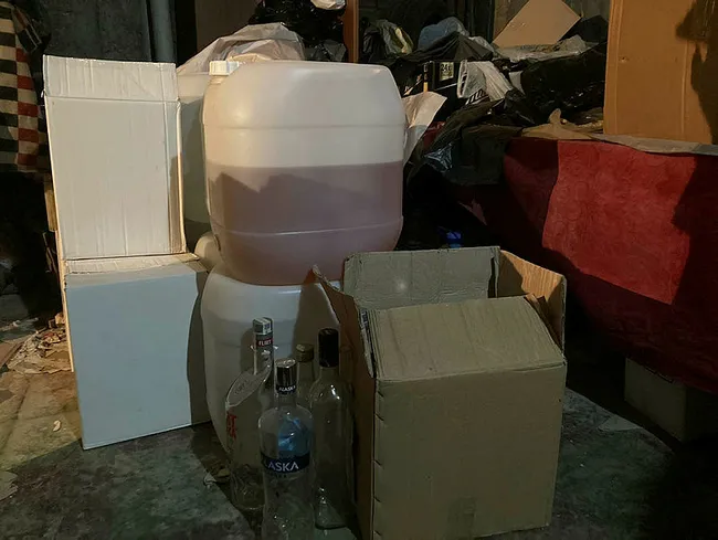 İstanbul’da yılbaşı öncesi garaja yapılan baskında gizli bölmeden sahte içki çıktı - 5