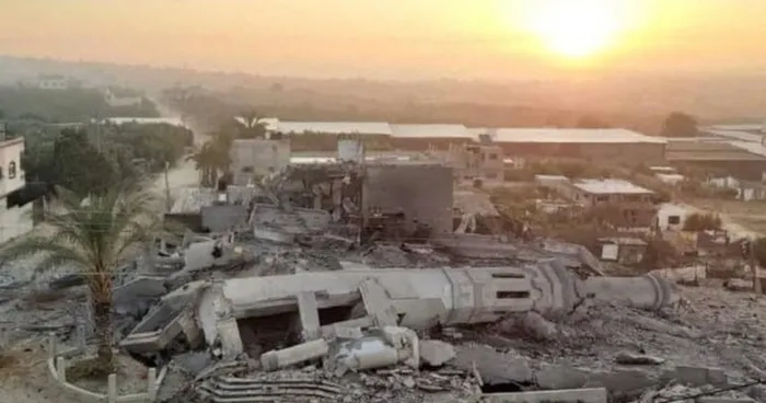 Son dakika: İşgalci İsrail camileri de hedef aldı! Enkazda ezan sesleri yükseldi