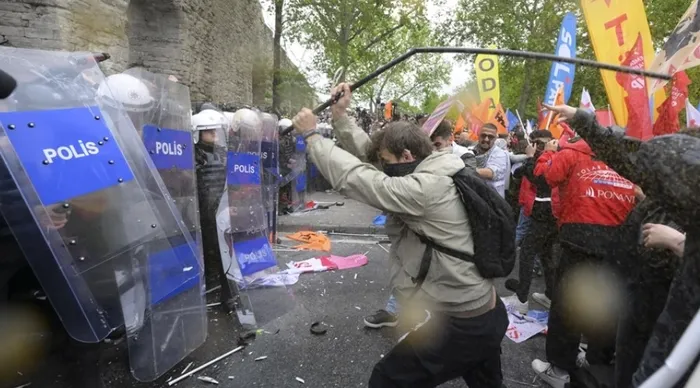 istanbulda-1-mayis-olaylarinda-gelisme-polise-mukavemet-gosteren-27-supheli-daha-tutuklandi-1716483460617.jpg İstanbul'da 1 Mayıs olaylarında gelişme! Polise mukavemet gösteren 27 şüpheli daha tutuklandı - 1
