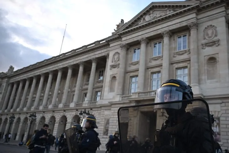 Fransa'da kaos büyüyor! Yağma, kargaşa, sokak olayları... OHAL ilan edilecek mi? Macron'dan ateşi körükleyen adım