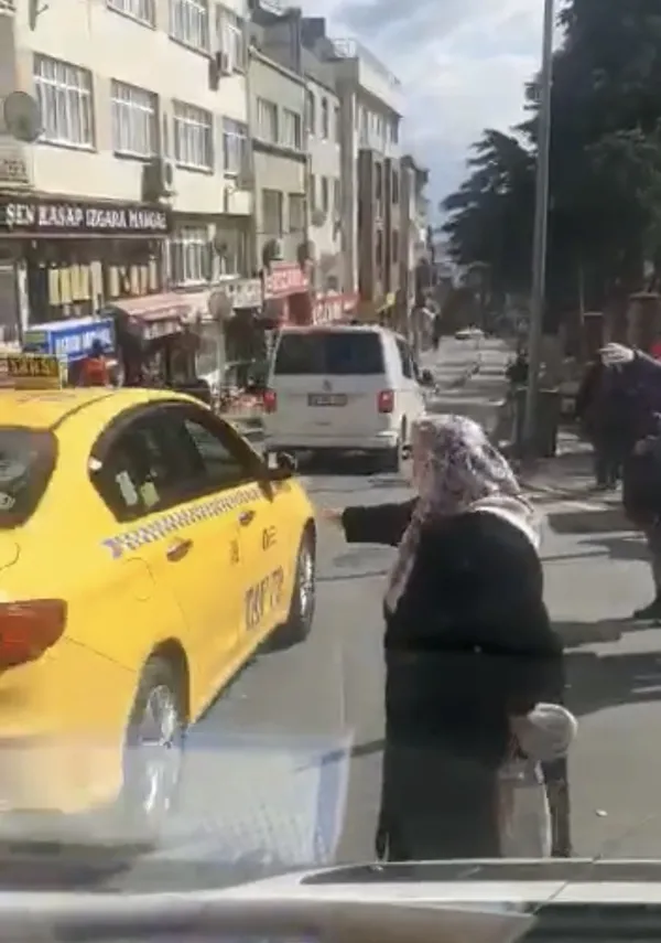 fatihte-insanlik-olmus-dedirten-olay-yasli-kadin-taksiye-binmek-icin-yalvardi-1647951614216.jpg Fatih’te ‘insanlık ölmüş’ dedirten olay! Yaşlı kadın taksiye binmek için yalvardı - 1
