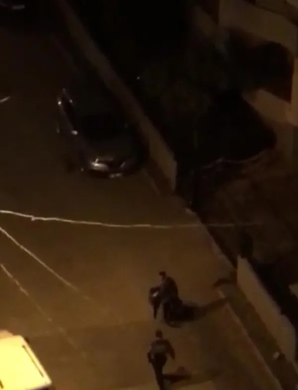 1647418471739.jpg Çırılçıplak sokağa çıkıp arabaların üzerine uzandı! 'Çıplak Vatandaş'a meydan dayağı - 3