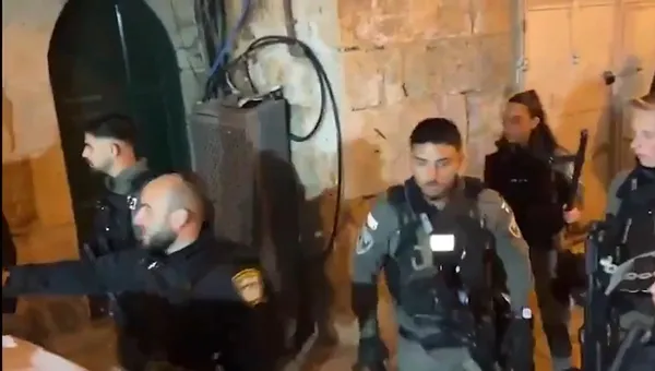 katil-israil-polisi-ilk-teravih-namazinda-mescid-i-aksaya-girisleri-engelledi-filistinlileri-coplarla-darbetti-1710106660712.jpeg Katil İsrail polisi ilk teravih namazında Mescid-i Aksa'ya girişleri engelledi! Filistinlileri coplarla darbetti - 4