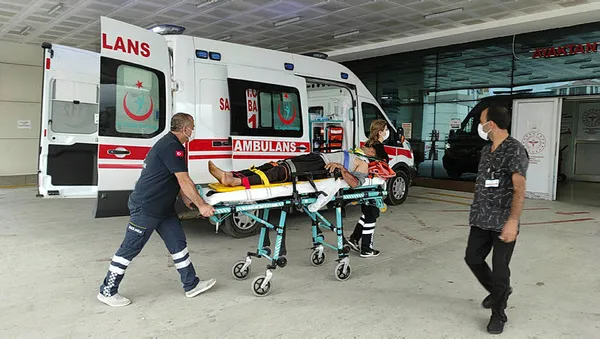 Son dakika: Fındık işçilerinin taşındığı traktör devrildi - 3