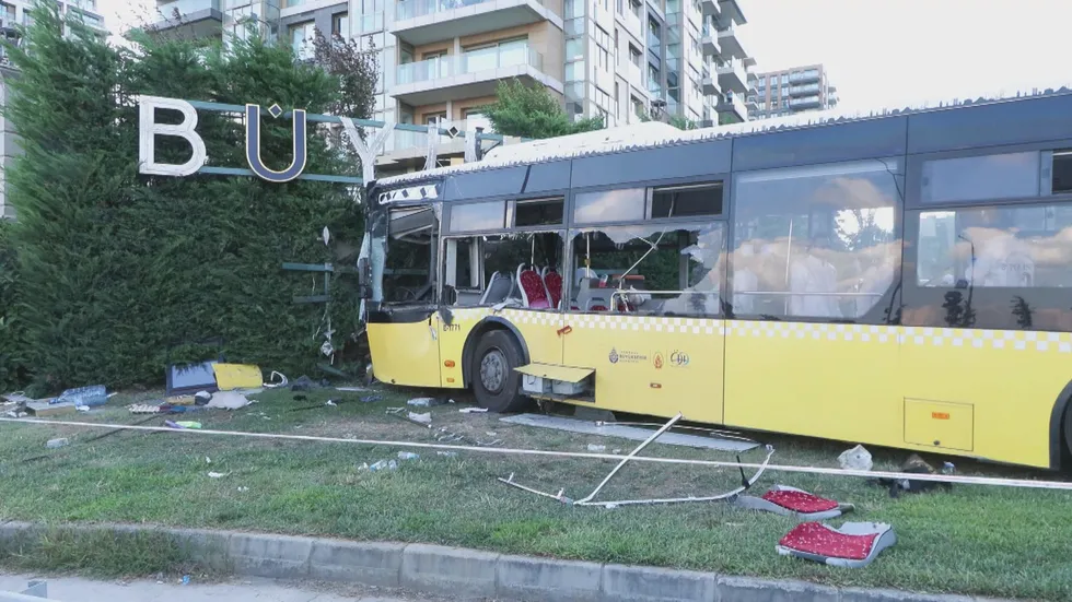 Zeytinburnu Kazlıçeşme’de İETT otobüsü faciası! Site duvarına çarpan araç kamerada: 2 can kaybı, 16 yaralı - 5