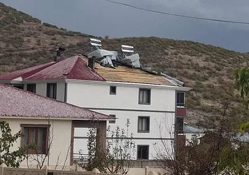 Bingöl'de fırtına çatıları uçurdu