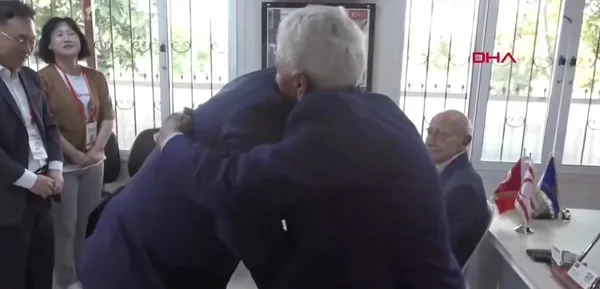 1659978124525.jpg Güney Kore'den Türkiye'ye gelen heyet Kore gazilerinin önünde yere kapandı! Hissettiğimiz tek şey minnet duygusu! O anlar sosyal medyada gündem oldu - 2
