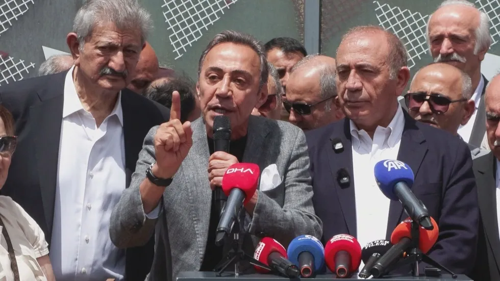 chpde-muhalifler-kanattan-govde-gosterisi-ozgur-ozel-ve-imamogluna-sert-elestiri-1779169563242.jpeg CHP'de muhalif kanattan gövde gösterisi: Özgür Özel ve İmamoğlu'na sert eleştiri - 1