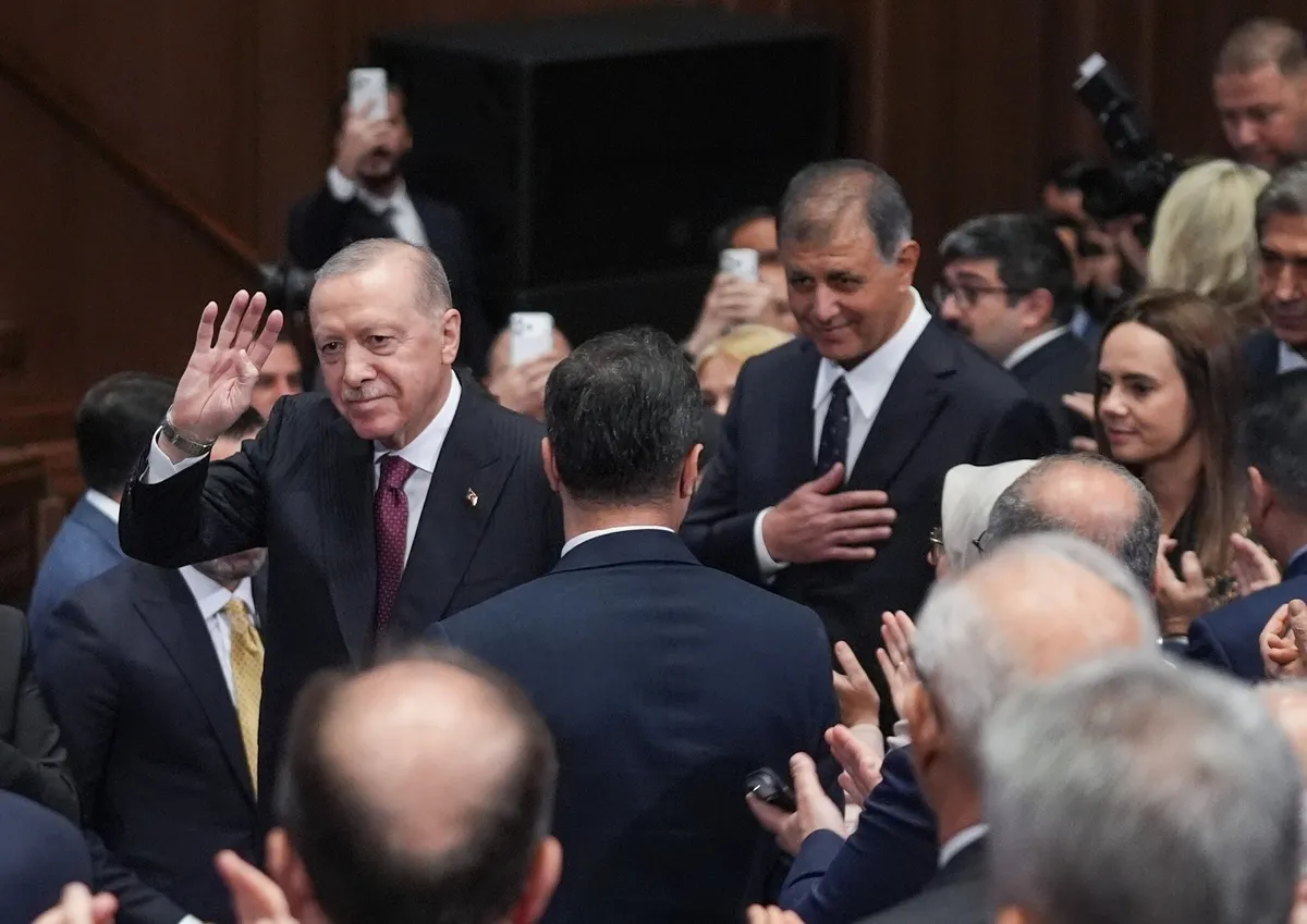 cemil-tugay-ak-partiye-katildi-izmirde-fragman-gosterme-firsati-1791372905232.jpeg Cemil Tugay’ın AK Parti’ye katılımı sonrası dikkat çeken İzmir mesajı! “İzmirliye fragman gösterme fırsatı” - 5