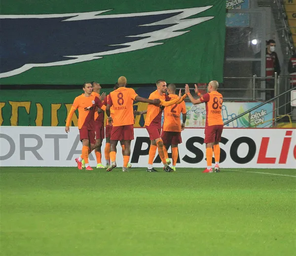 aslan-son-dakikada-kukredi-caykur-rizespor-2-3-galatasaray-mac-sonucu-ozet-1633285109875.jpg