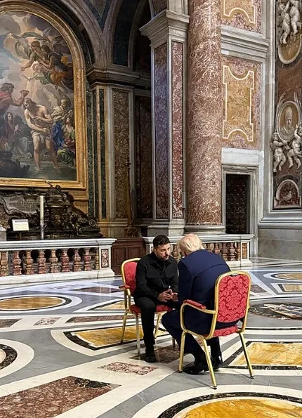 tarihi-kavganin-ardindan-trump-ve-zelenskiy-bir-arada-papanin-cenaze-toreninde-ilk-temas-toplanti-bile-yaptila-1745665375504.jpg Foto: AFP