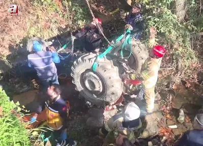 Devrilen traktörün altında kaldı