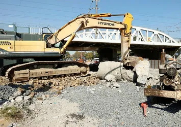 Lağım kokusu evimizi kaplıyor! Pislik ve sinekler her yerde... İBB'nin bitmek bilmeyen çalışması vatandaşı isyan ettirdi