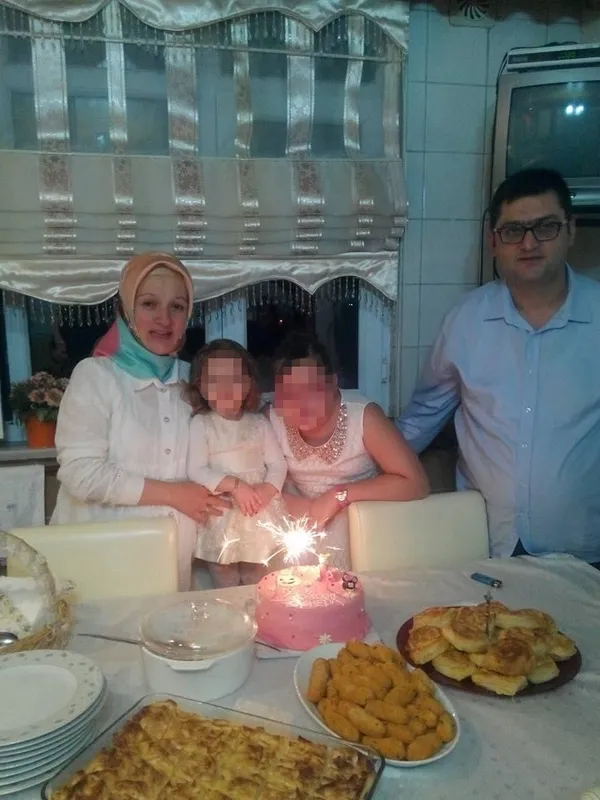 kagithanede-2-cocuk-annesinin-kahreden-olumu-cam-silerken-dustu-kocasinin-son-bakisi-bogazlari-dugumledi-kizin-1659966653993.jpg Kağıthane’de 2 çocuk annesinin kahreden ölümü! Cam silerken düştü, kocasının son bakışı boğazları düğümledi, kızının feryadı yürek yaktı - 3