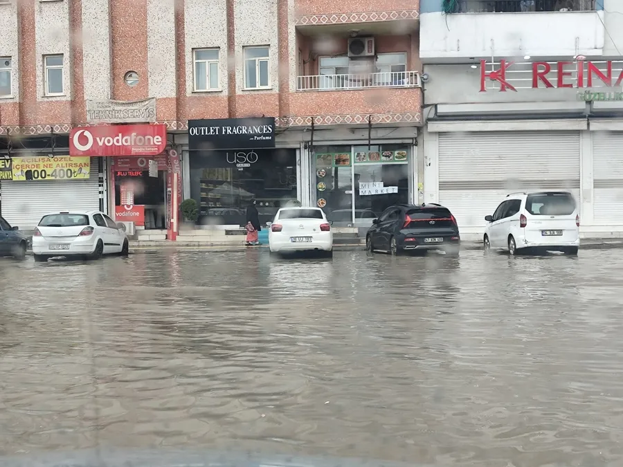 saganak-guneydoguyu-vurdu-sokaklar-nehre-dondu-1774195401441.jpg Sağanak Güneydoğu’yu vurdu! Sokaklar nehre döndü - 8