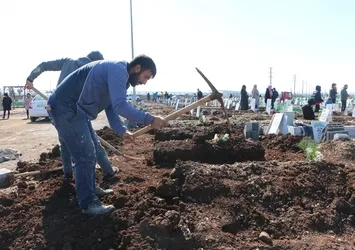 Depremzedeler hatıralarını mezarlıklara bağladı! Yürek yakan kareler
