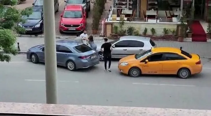 Genç kadın yolun ortasında taksi sürücüsüne saldırdı! İzleyenler şoka girdi