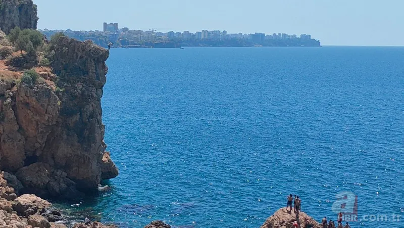 Herkes öldü sandı! 40 metre yükseklikten denize atlayan genç paniğe neden oldu 8