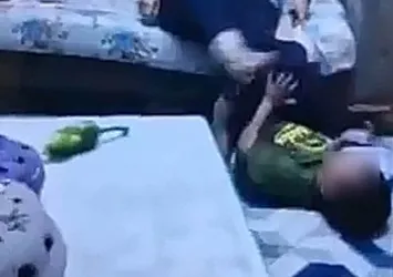 İzmir'de tüyler ürperten görüntü! Torununa yaptıkları kan dondurdu