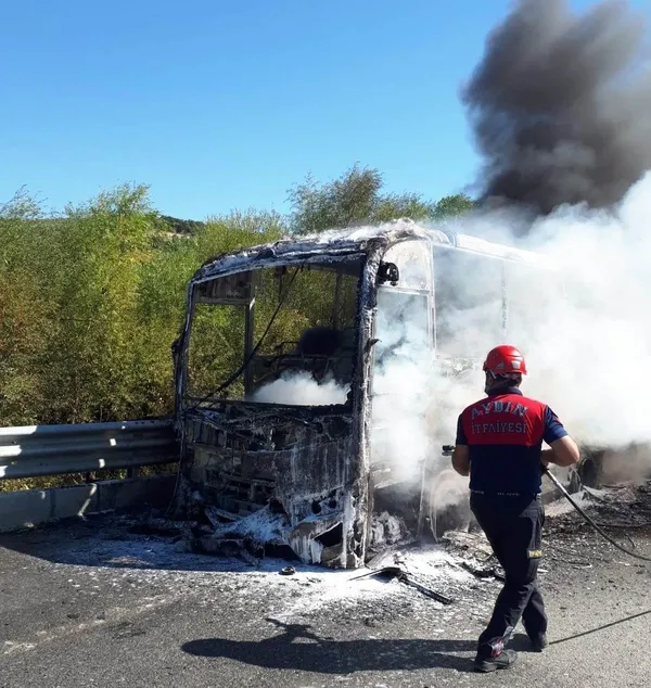 aydinda-hareket-halindeki-tur-otobusu-alev-alev-yandi-1632742948099.jpg Aydın’da hareket halindeki tur otobüsü alev alev yandı! - 3