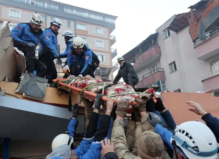 Depremden saatler sonra mucize kurtuluşlar! Umutlu bekleyişler sürüyor