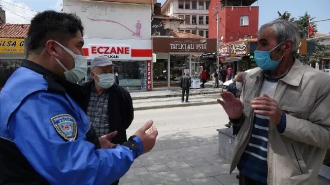 Çorum’da parkta otururken polis uyardı, verdiği cevap şaşırttı: Hanım 'Temizlik yapıyorum' diye evden kovuyor - 1