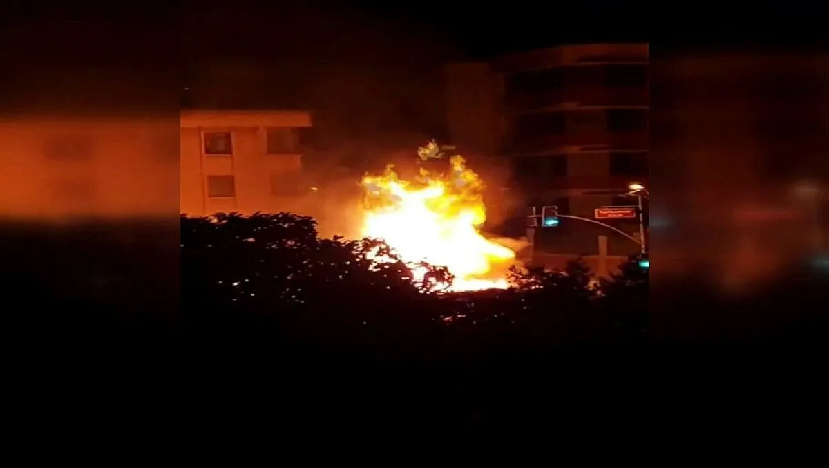 Park halindeki otobüs alevlere teslim oldu!