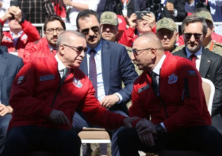 Bakü semalarında hilal ve yıldız! Teknofest'te nefesleri kesen gösteri