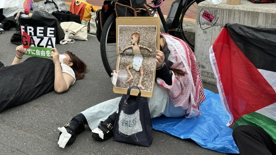 Tokyo’da Filistin’e destek gösterisi! Japonya halkı Filistin halkıyla beraber yazılı pankartlar taşıdılar