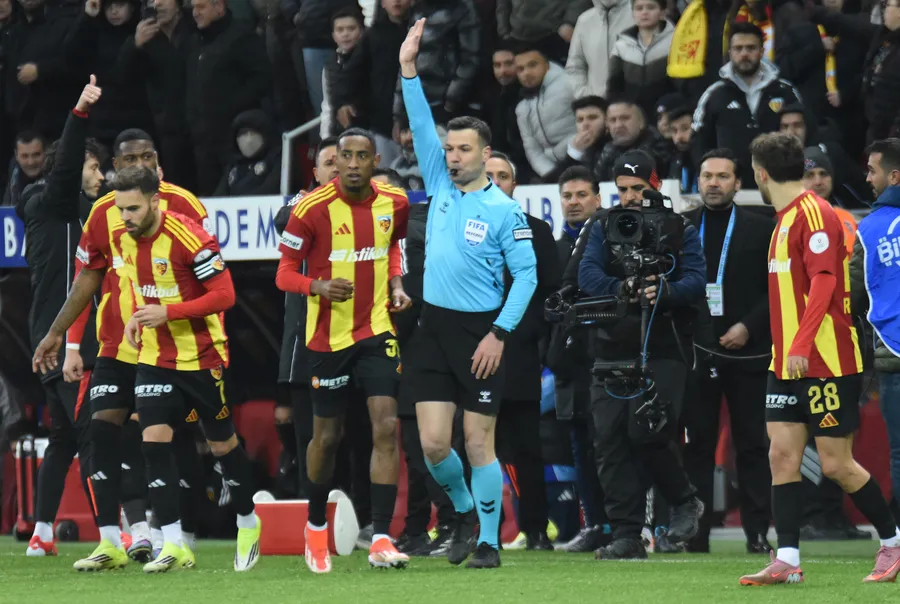 firtina-deplasmanda-doludizgin-trabzonspor-3-puani-3-golle-aldi-1773083484210.jpg Fırtına deplasmanda doludizgin! Trabzonspor 3 puanı 3 golle aldı - 5