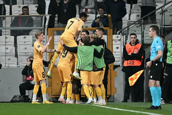 Beşiktaş taraftarından büyük protesto! Oyuncular ve Burak Yılmaz yuhalandı! Sergen Yalçın sesleri...