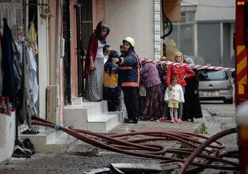 Kağıthane'de çıkan yangın mahalleyi sokağa döktü