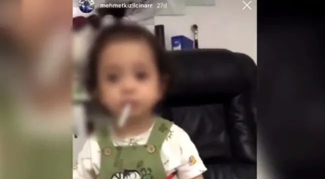 Bir skandal görüntü daha! Bu kez küçük çocuğa ‘babası’ sigara içirdi - 2