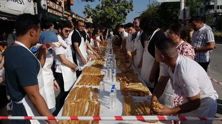 15 metre böreği mideye indirdi! Bursa’da renkli görüntüler