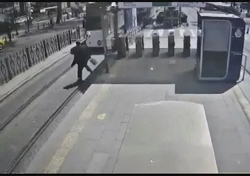 Haseki'de tramvayın altına böyle atladı! Dehşet anları kamerada