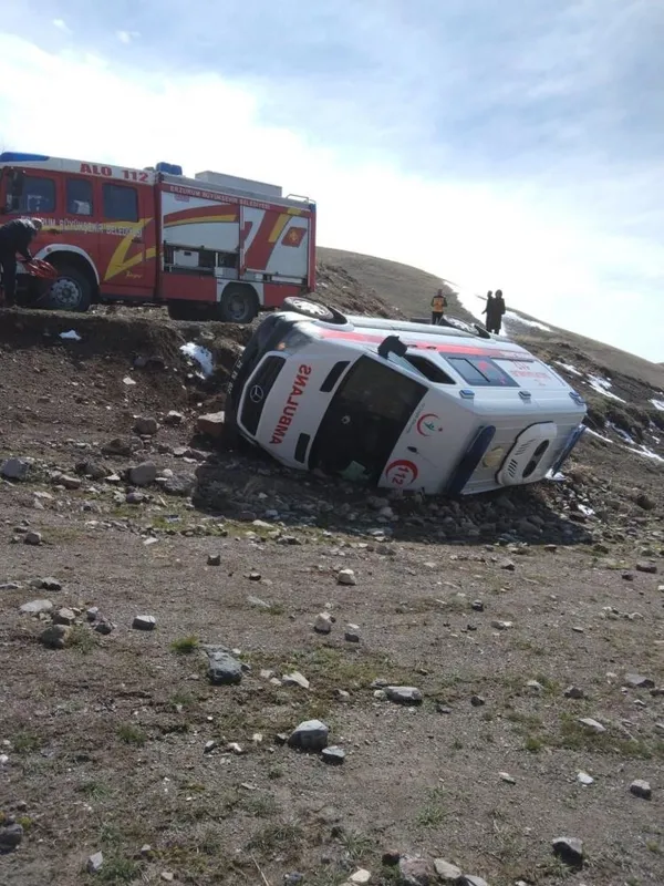 1682925478929.jpeg Erzurum'da feci olay! Bir araç şarampole uçtu yardıma giden ambulans yan yattı - 1