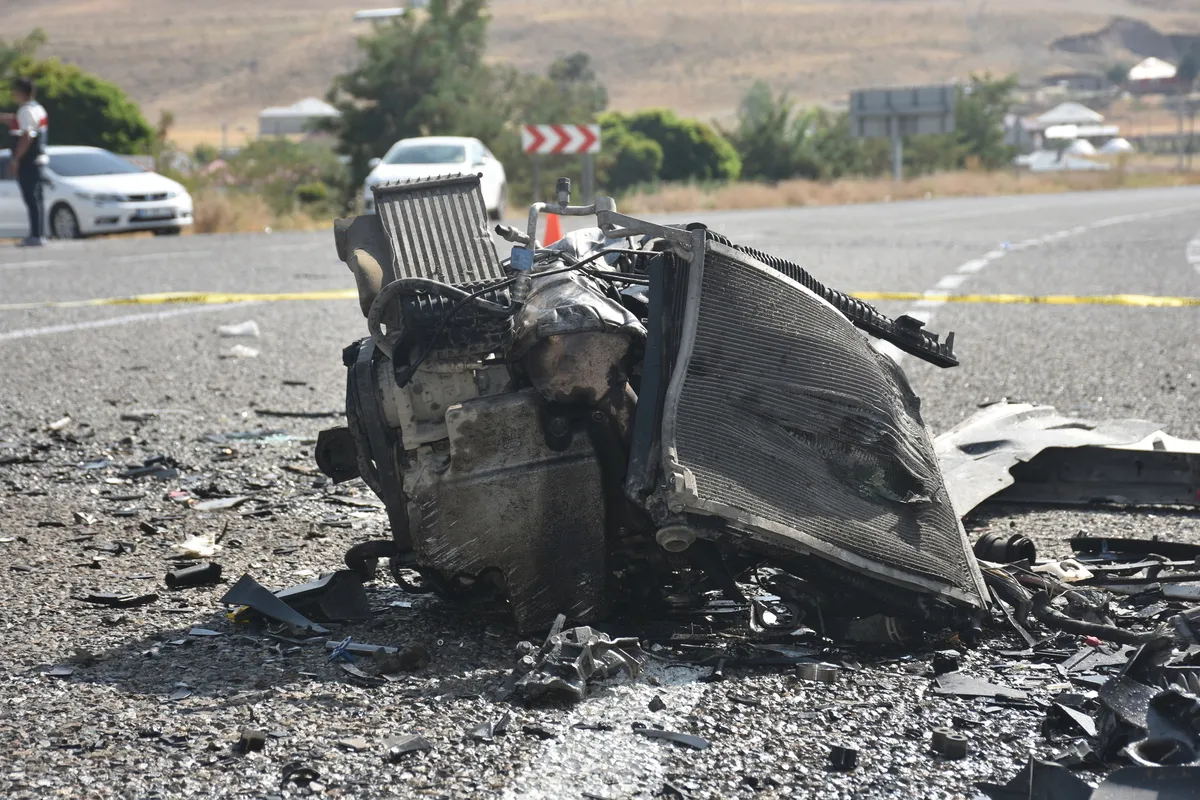 Van'da feci kaza! Kamyonet ile hafif ticari araç kafa kafaya çarpıştı: 2 ölü, 9 yaralı - 5