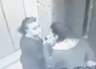 Apartmandan çığlık sesleri yükseldi! Adana’da kadınlar arasında kavga kamerada