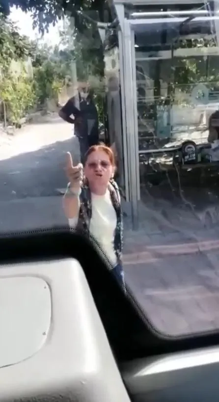 antalyada-toplu-tasimada-maske-takmayan-kadin-ortaligi-karistirdi-1629661831883.jpg Antalya’da toplu taşımada maske takmayan kadın ortalığı karıştırdı - 2