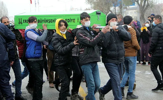Babasının öldürdüğü anne ve iki kız kardeşinin cenazesine elinde kelepçeyle geldi