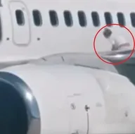 Kadın yolcu uçağın kanadında...