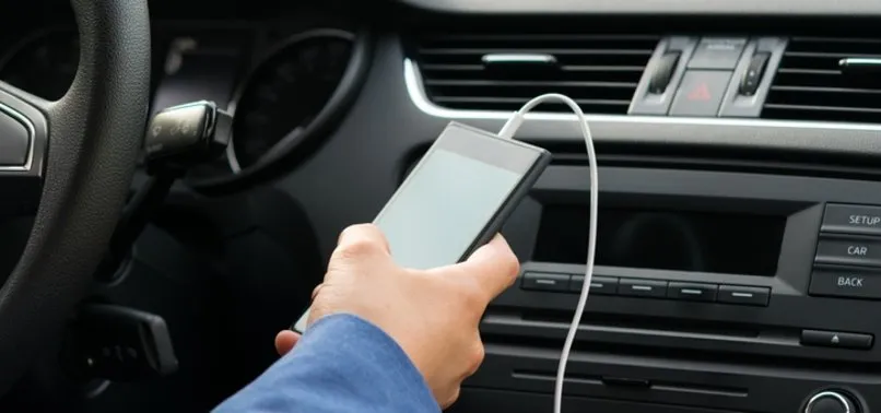 Trafikte cep telefonu kullanan sürücülere şok!