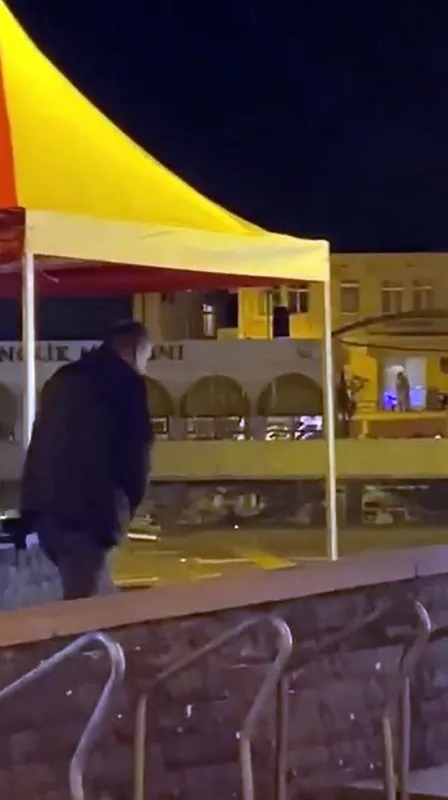 1641452386049.jpg Sokak ortasında skandal görüntü! Genç kızları izleyerek... - 3