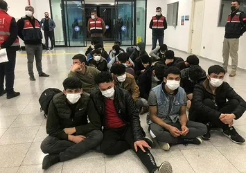 121 Afganistan uyruklu göçmen sınır dışı edilmek üzere İstanbul Havalimanında!